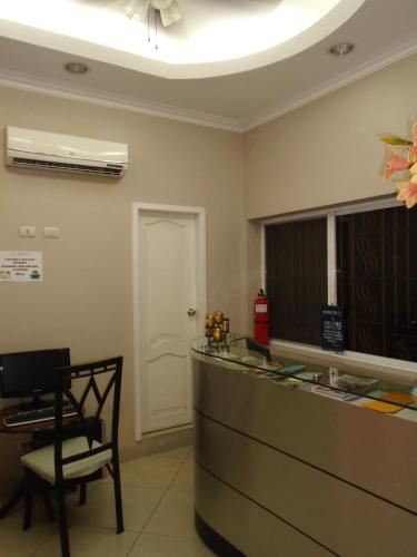Una televisión o centro de entretenimiento en Hotel Jeshua Simmonds