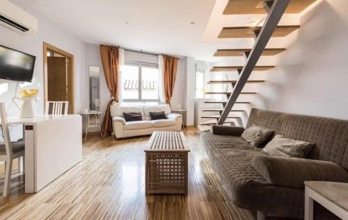 sala de estar con sofá y mesa en Wonder Apartments, en Madrid