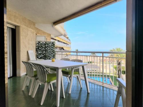 ein weißer Tisch und Stühle auf einem Balkon in der Unterkunft Aguamarina Gandia in Playa de Gandia