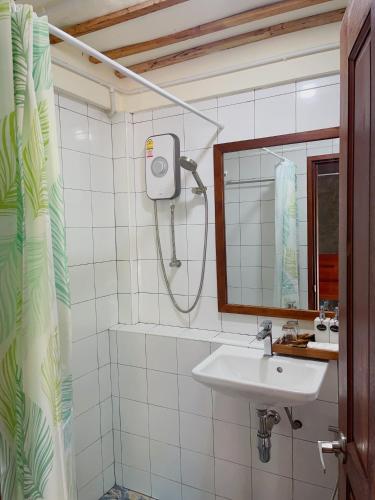 a bathroom with a sink and a shower at Banmai87 Guest House บ้านไม้87 เกสต์เฮ้าส์ in Phra Nakhon Si Ayutthaya