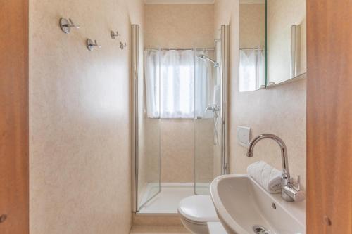 La salle de bains est pourvue d'une douche, de toilettes et d'un lavabo. dans l'établissement Yin Yang, à Simonsberg