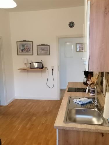 eine Küche mit einer Spüle und einer Arbeitsplatte in der Unterkunft AufmLohr - Appartement mit 3 Schlafzimmern - in Leverkusen Hitdorf - Private Parkplätze vorhanden- in Leverkusen