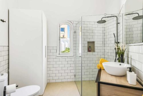 La salle de bains est pourvue d'un lavabo et d'une douche en verre. dans l'établissement Villa Bolsón by W Tenerife, à Puerto de Santiago
