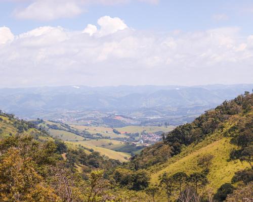 uma vista para um vale a partir de uma montanha em Recanto em Cores - Chalé com uma linda vista para as montanhas em Córrego do Bom Jesus