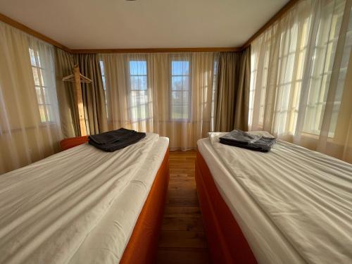 Duas camas num quarto com janelas em "Summer" apartment em Viljandi