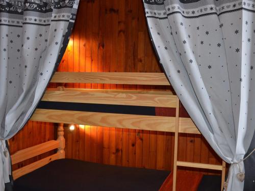 a bunk bed in a room with a curtain at Studio Valloire, 1 pièce, 4 personnes - FR-1-263-273 in Valloire
