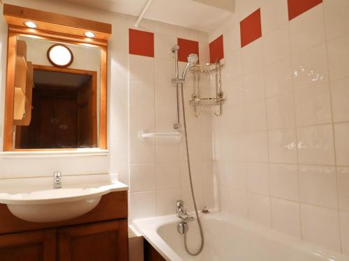 une salle de bain avec une baignoire, un lavabo et une douche dans l'établissement Appartement T3 avec piscine, terrasse et parking à Samoëns, proche centre et ski-bus - FR-1-624-63, à Samoëns