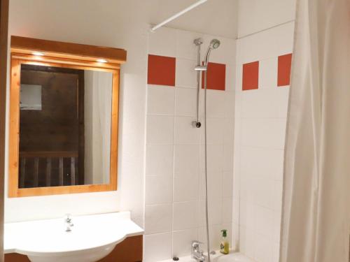 ein Bad mit einem Waschbecken und einer Dusche in der Unterkunft Appartement Samoëns, 3 pièces, 6 personnes - FR-1-624-111 in Samoëns
