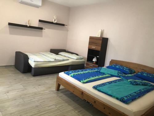 Posteľ alebo postele v izbe v ubytovaní Eddy Apartman