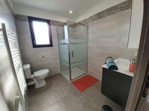 een badkamer met een douche, een toilet en een wastafel bij Appartement neuf très lumineux avec parking in Argelès-sur-Mer