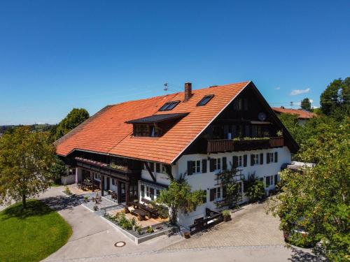an overhead view of a house with an orange roof at Exklusives und Modernes Bauernhaus in Nesselwang