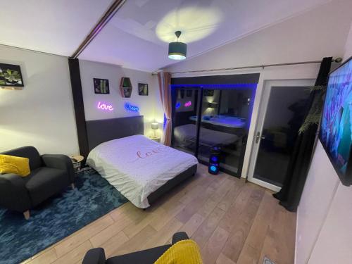 SémoyにあるCocoon Room - jacuzziのベッドルーム(ベッド1台、ソファ、テレビ付)