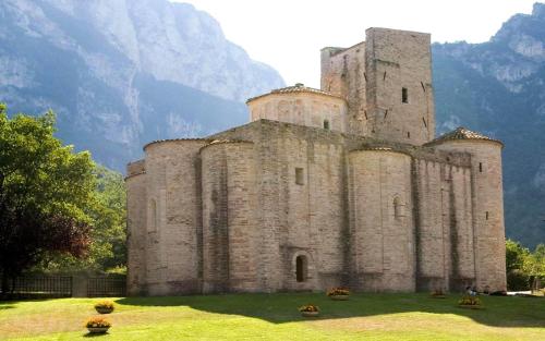an old castle with a mountain in the background at Casa Lella in Fabriano