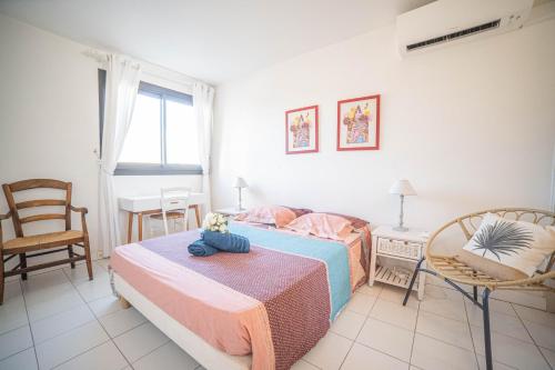 Posteľ alebo postele v izbe v ubytovaní LE SUNRISE Vue mer Accès Plage- Spacieux-2 Terrasses-Wifi - CONFORT -TOP PROS SERVICESConciergerieLaGrandeMotte