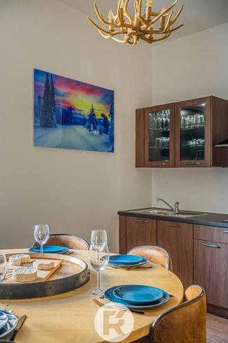 une table à manger avec des chaises et une salle à manger dans l'établissement R'Apparts Le Petit Chalet du Téléphérique, à Grenoble