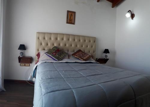 Un dormitorio con una cama grande con almohadas. en Para Toda la Familia en Puerto Madryn