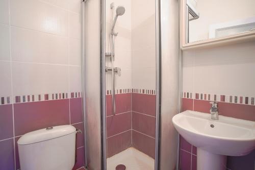 une salle de bain avec toilettes et lavabo dans l'établissement Studio de charme à Trouville sur mer., à Trouville-sur-Mer