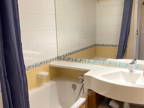 ein Badezimmer mit Waschbecken und Badewanne in der Unterkunft Confortable 2 pièces aux pieds des pistes, quartier Falaise, Avoriaz - FR-1-634-66 in La Côte dʼArbroz