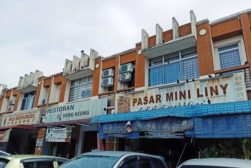 a street with cars parked in front of a building at Bdr Bukit Tinggi Klang Tropicana Garden Homestay in Klang