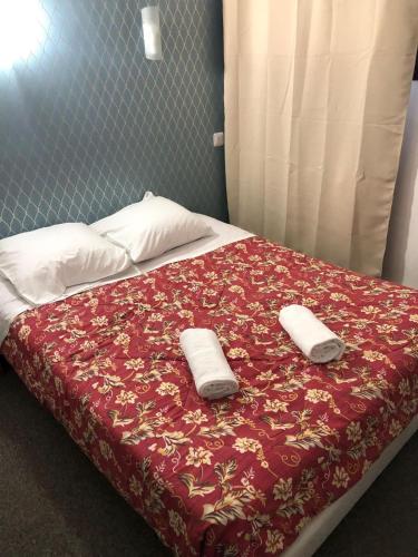 une chambre avec un lit avec deux serviettes dessus dans l'établissement Hôtel Central Bastille, à Paris