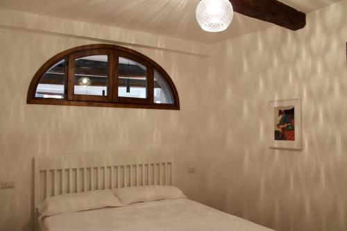 sypialnia z łóżkiem i oknem w obiekcie Cute Apartment Near Santa Croce we Florencji