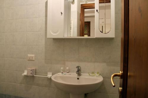 łazienka z umywalką i lustrem w obiekcie Cute Apartment Near Santa Croce we Florencji