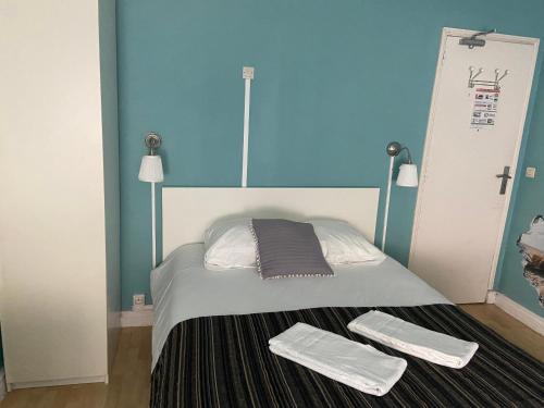 een slaapkamer met een bed met twee handdoeken erop bij LA DAME DE COEUR in Soulac-sur-Mer