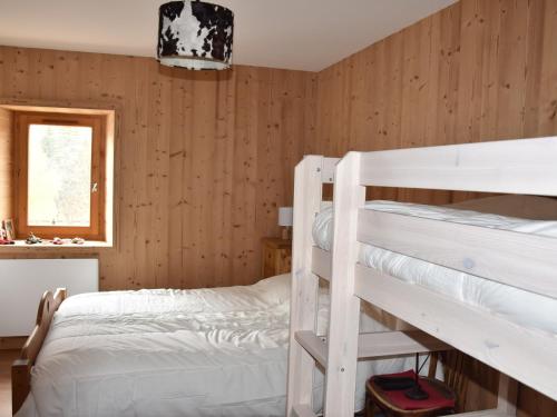une chambre avec deux lits superposés et une fenêtre dans l'établissement Appartement cosy 3 pièces - 6 personnes, balcon, centre, proche commerces et téléphérique - FR-1-464-12, à Pralognan-la-Vanoise