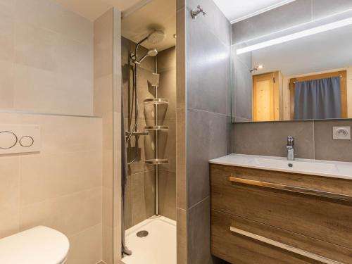 y baño con ducha, aseo y lavamanos. en Appartement La Clusaz, 4 pièces, 6 personnes - FR-1-304-241, en La Clusaz
