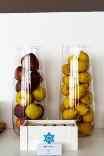 two glass vases filled with apples and bananas at The Florence Hills Resort & Wellness in Pelago
