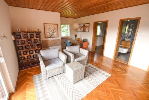 sala de estar con 2 sillas y mesa en Holiday Home Liberg with Hot tub and Sauna, en Brežice