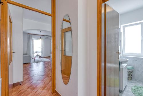 przedpokój z lustrem na ścianie i pokój w obiekcie Apartments Azra w Puli