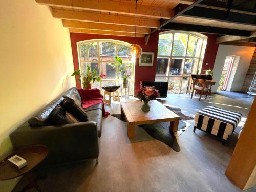 ein Wohnzimmer mit Sofa und Tisch in der Unterkunft Boerderijlodge Kamperland in Kamperland