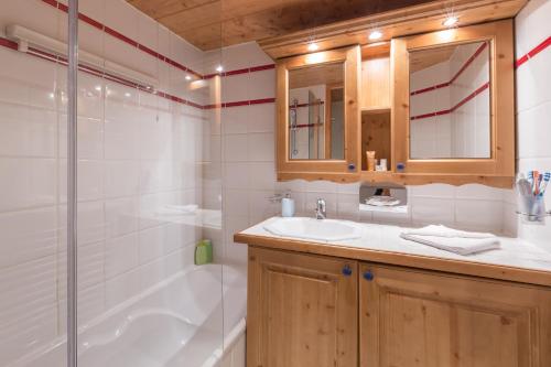 La salle de bains est pourvue d'un lavabo et d'une douche. dans l'établissement Résidence Pierre & Vacances Premium Les Fermes De Méribel, à Méribel