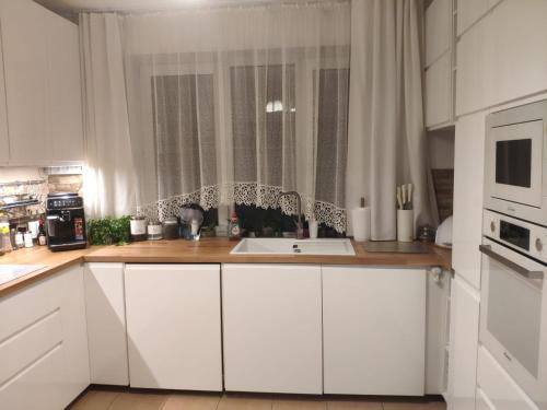 Una cocina o cocineta en Pod Skrzydłami Podlasia