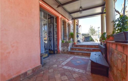 eine Veranda mit einer Bank vor einem Gebäude in der Unterkunft Archi in Santa Venerina