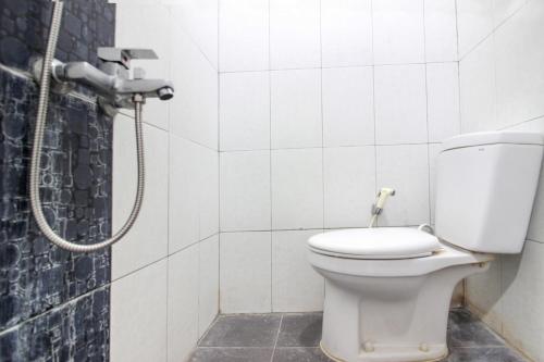 La salle de bains est pourvue d'une douche et de toilettes. dans l'établissement RedDoorz near Puskesmas Sei Jang Tanjung Pinang, à Tanjung Pinang