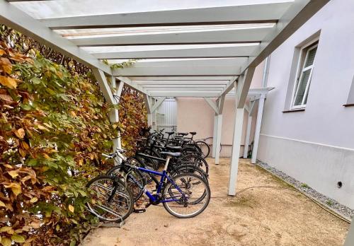 a row of bikes parked next to a building at Kungs Ferienwohnung in Cottbus