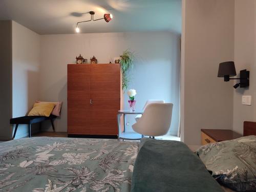 a bedroom with a bed and a desk and a chair at Fredhousedurbuy 2 in Durbuy