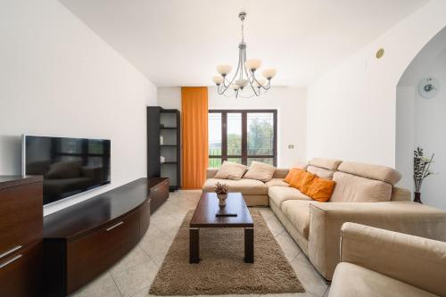 Televisyen dan/atau pusat hiburan di Apartment with pool, Silvia II