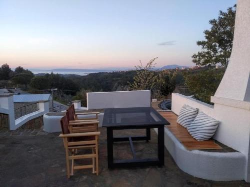 a patio with a table and chairs and a view at Turisalba in Ishëm