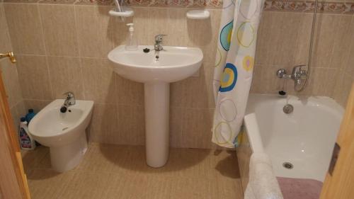 A bathroom at Playa Paraiso - Penthouse Apartment - Secure Free Parking and WiFi