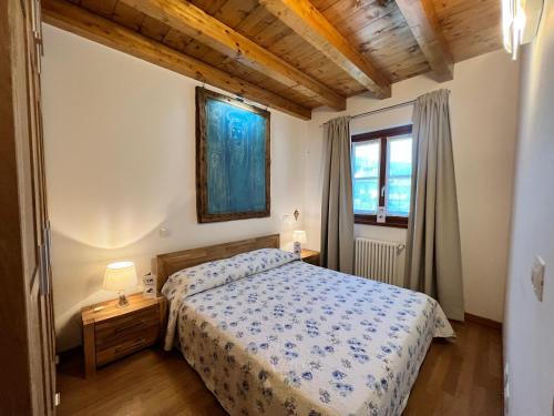 Schlafzimmer mit einem Bett und einem Fenster in der Unterkunft Ginny's House by Holiday World in Pré-Saint-Didier