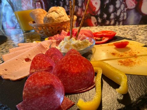 un grupo de frutas y queso sobre una mesa en Hotel zur Post en Blieskastel