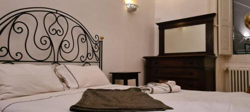 een slaapkamer met een bed, een dressoir en een spiegel bij I Balconi sul Duomo in Lecce