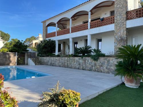 ein Haus mit einem Swimmingpool davor in der Unterkunft Ty Pals in Pals