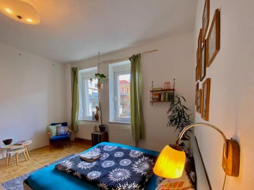 ein Wohnzimmer mit einem Bett und einer Lampe in der Unterkunft Appartement Buntspecht in Erfurt