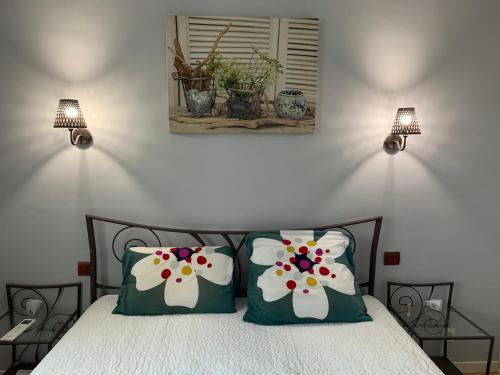 - une chambre avec un lit avec deux oreillers et deux lumières dans l'établissement Secluded villa with private pool for 8 people six km to the beach, au Castellet