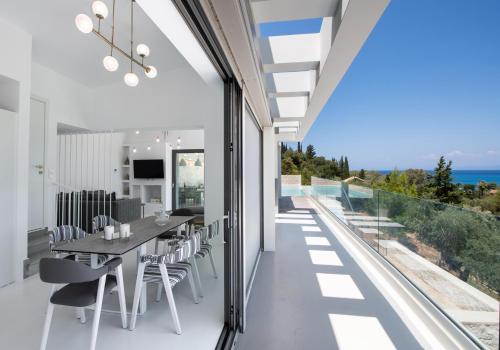 Μπαλκόνι ή βεράντα στο Villa Anthos - Fresh modern villa, pool, close to the beach