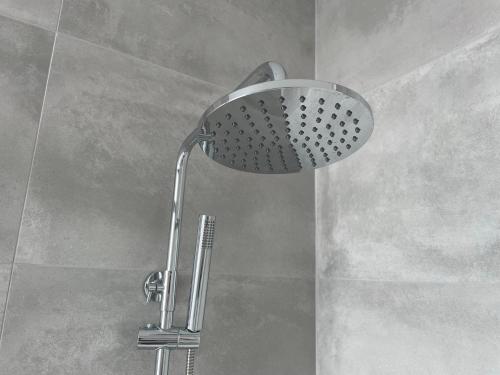 eine Dusche mit Duschkopf im Bad in der Unterkunft Villa Sea View in Arco da Calheta